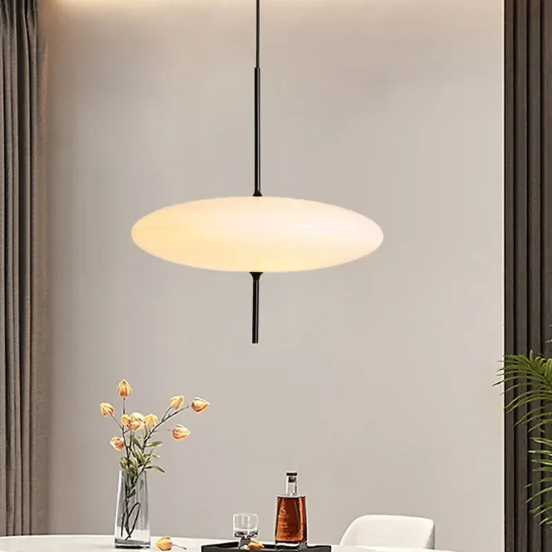 Moderne LED-Pendelleuchte im Flugscheiben-Design